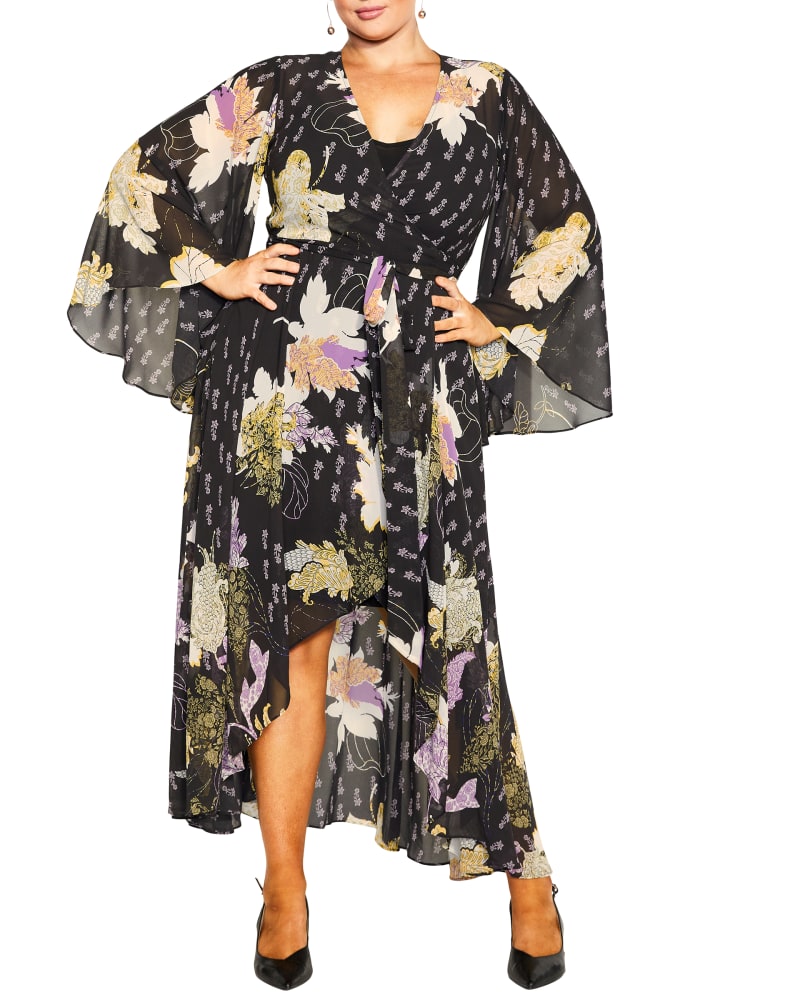 Front of a model wearing a size XL MAXI MAYA in Black Paisley Baroque by City Chic. | dia_product_style_image_id:322913